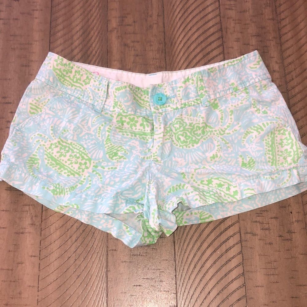 Lilly Pulitzer Walsh Shorts Hidden crab 🦀 and Shells 🐚 in Soft Blue & Green.